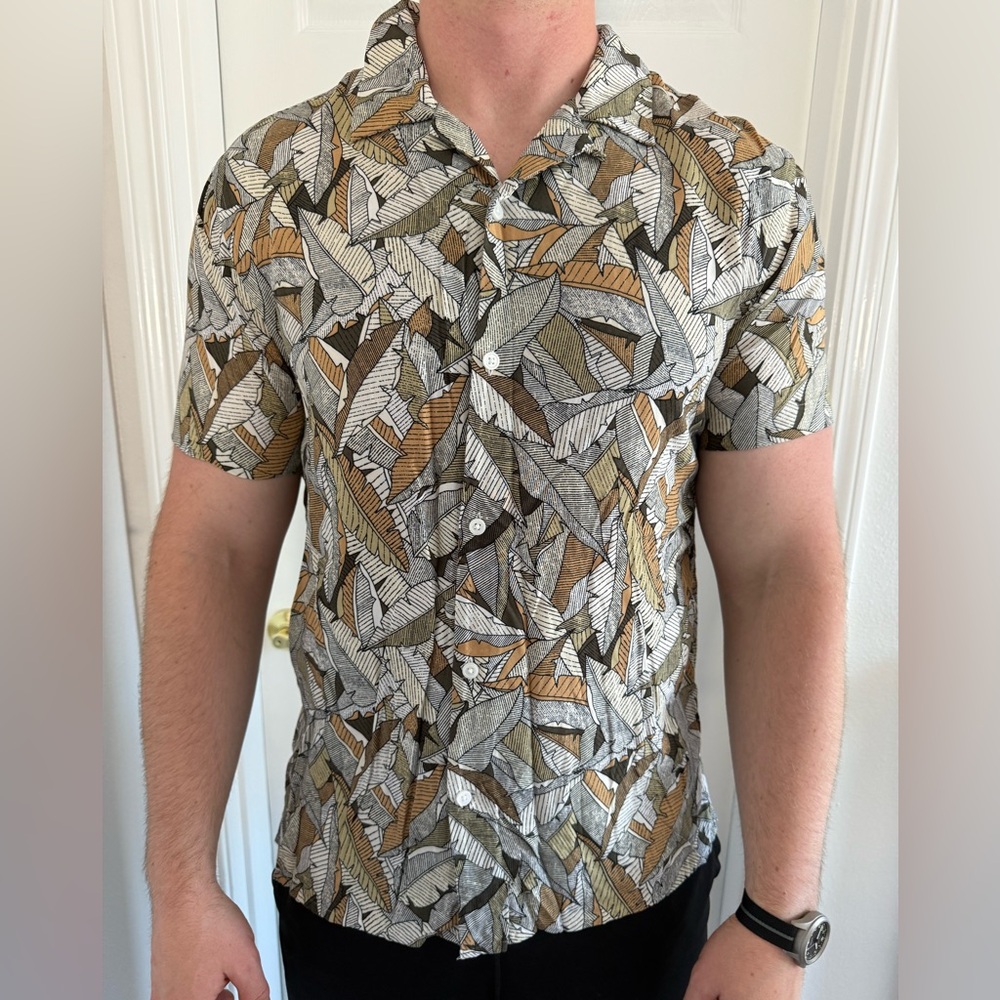 Express. 100% viscose. Camp collar